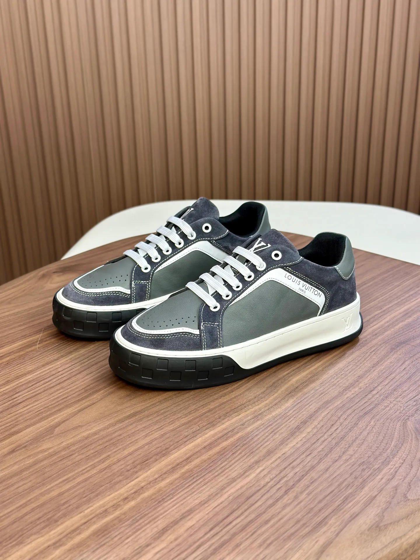 Men's shoes💰740 Lv 🔍Top purchasing agent🇮🇹 Louis Vuitton, the sports sneaker counter is synchronized, the uppers are imported from Italy, high-quality splicing colorful and complex crafts, the imported mesh padding is soft and comfortable, soles: original soles specially provided by the original factory, T men's men's shoes 💰U exclusive movable molded soles are super comfortable, original factory and single goods, 🔍🔍high quality, you can enter and leave the counter at will, welcome to compare, code number 38-44 (customized 45)